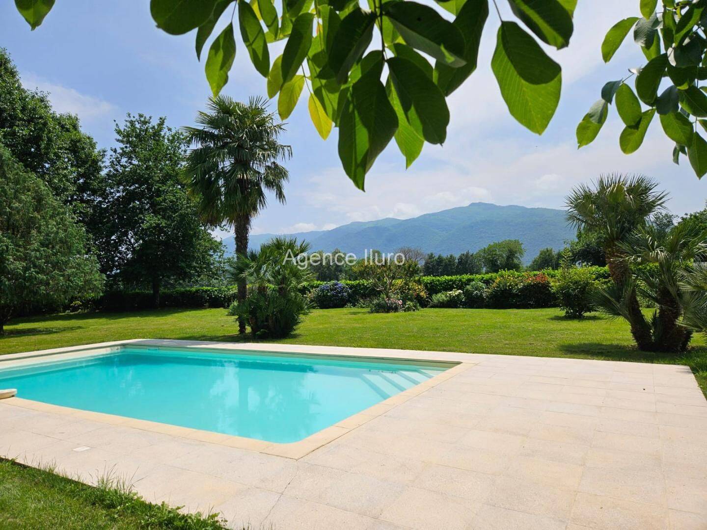 Maison 9 pièces 300 m² · à Oloron-Sainte-Marie · 300 m² · 593 000 €