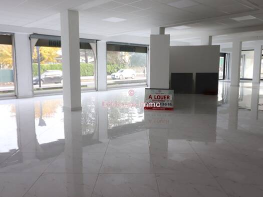 Local commercial à louer 2 000 € 200 m² de surface de vente Tarbes 65000