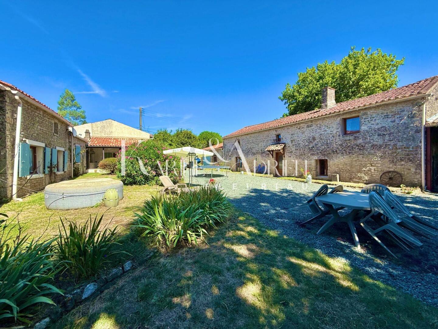 Maison 11 pièces 365 m² · à Saint-Hilaire-des-Loges · 365 m² · 262 000 €