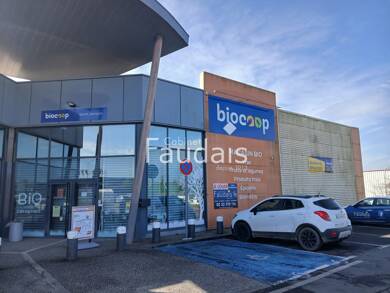 Local commercial à louer 5 400 € 670 m² de surface de vente Saint-Amand-Villages 50160