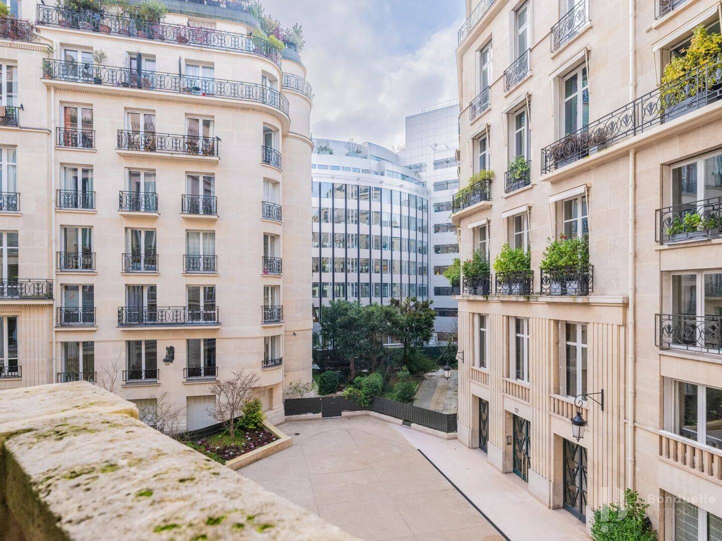 Appartement 7 pièces 310 m² · à Paris 16ème Arrondissement · 309,7 m² · 8 980 €/mois