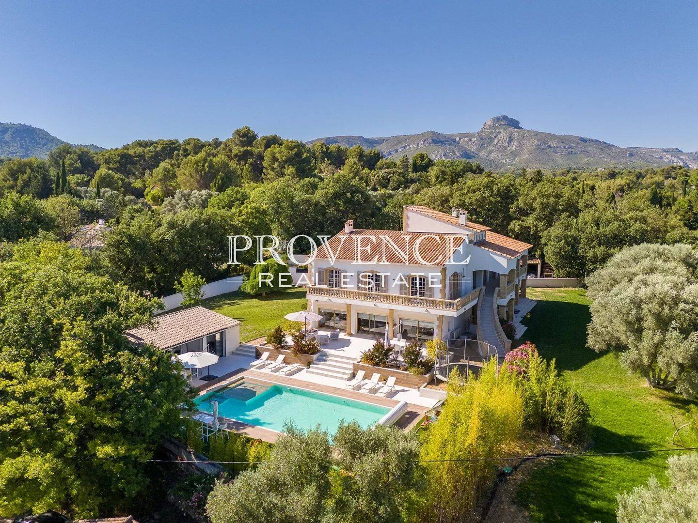 Maison 7 pièces 300 m² · à Aubagne · 300 m² · 5 700 €/mois