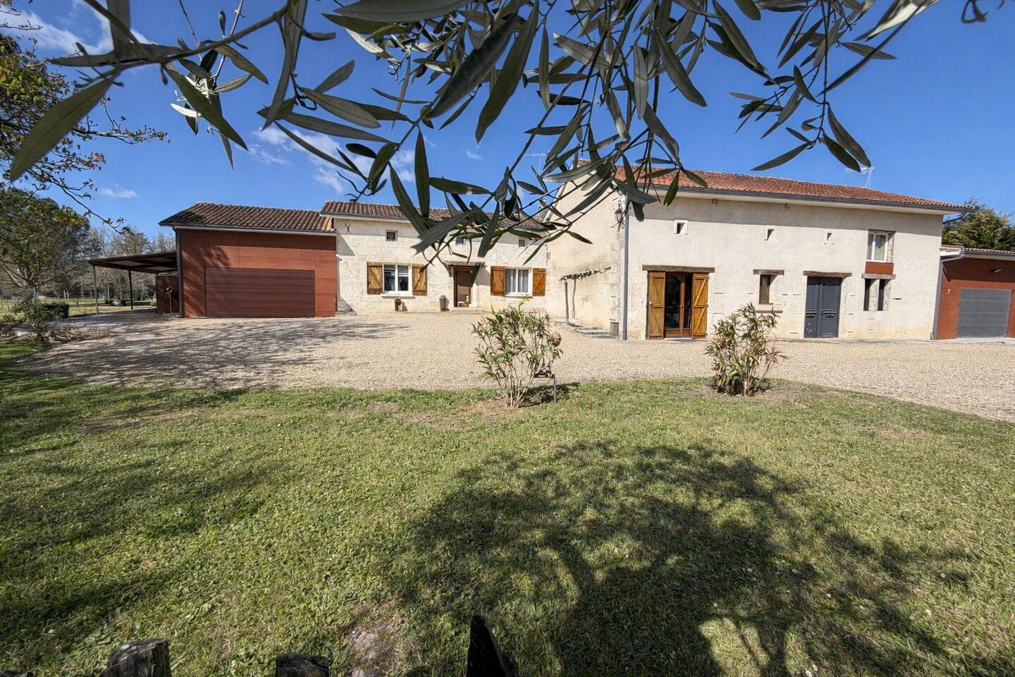 Maison 9 pièces 276 m² · à Saint Aulaye-Puymangou · 276 m² · 390 000 €