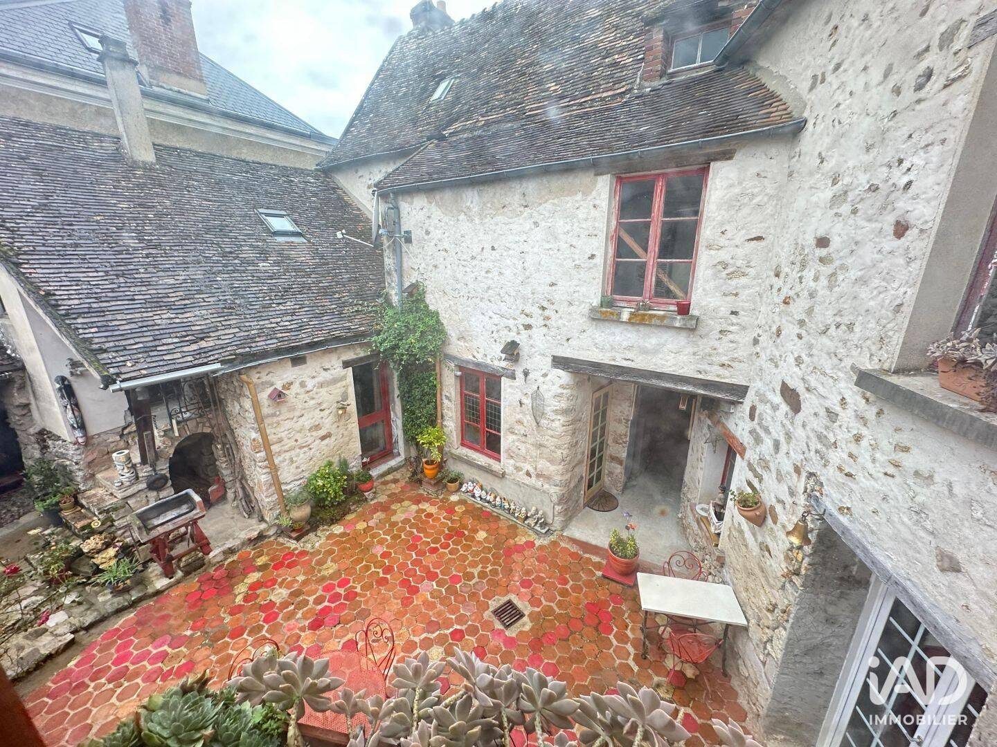Maison 9 pièces 200 m² · à Saint-Sulpice-de-Favières · 200 m² · 397 000 €