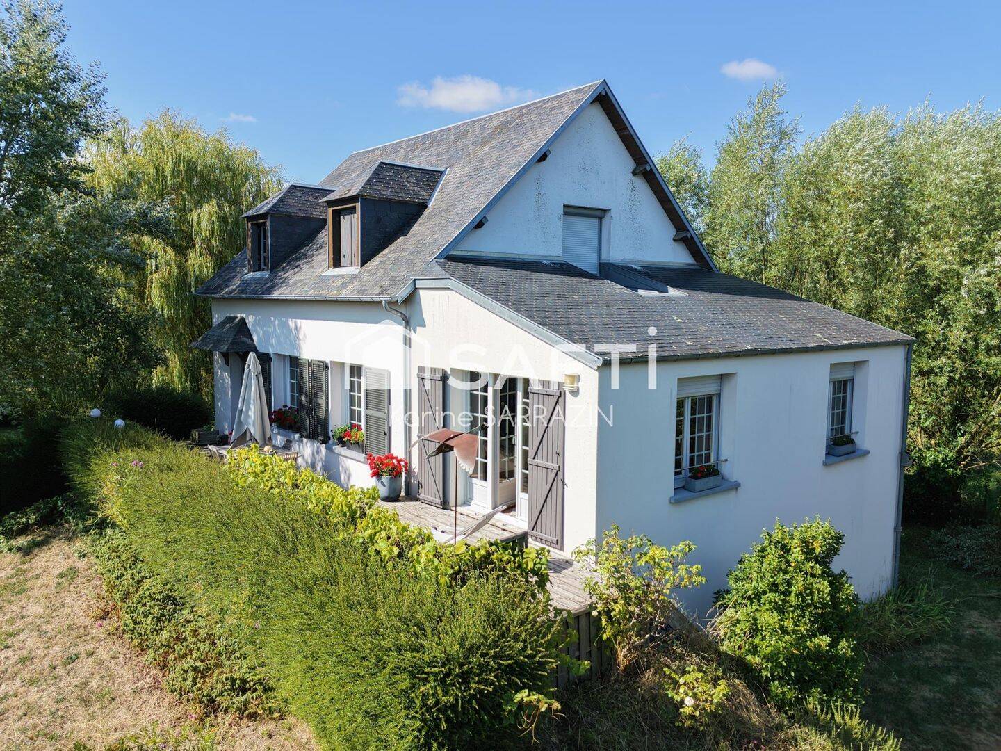 Maison 5 pièces 147 m² · à Genêts · 147 m² · 345 000 €