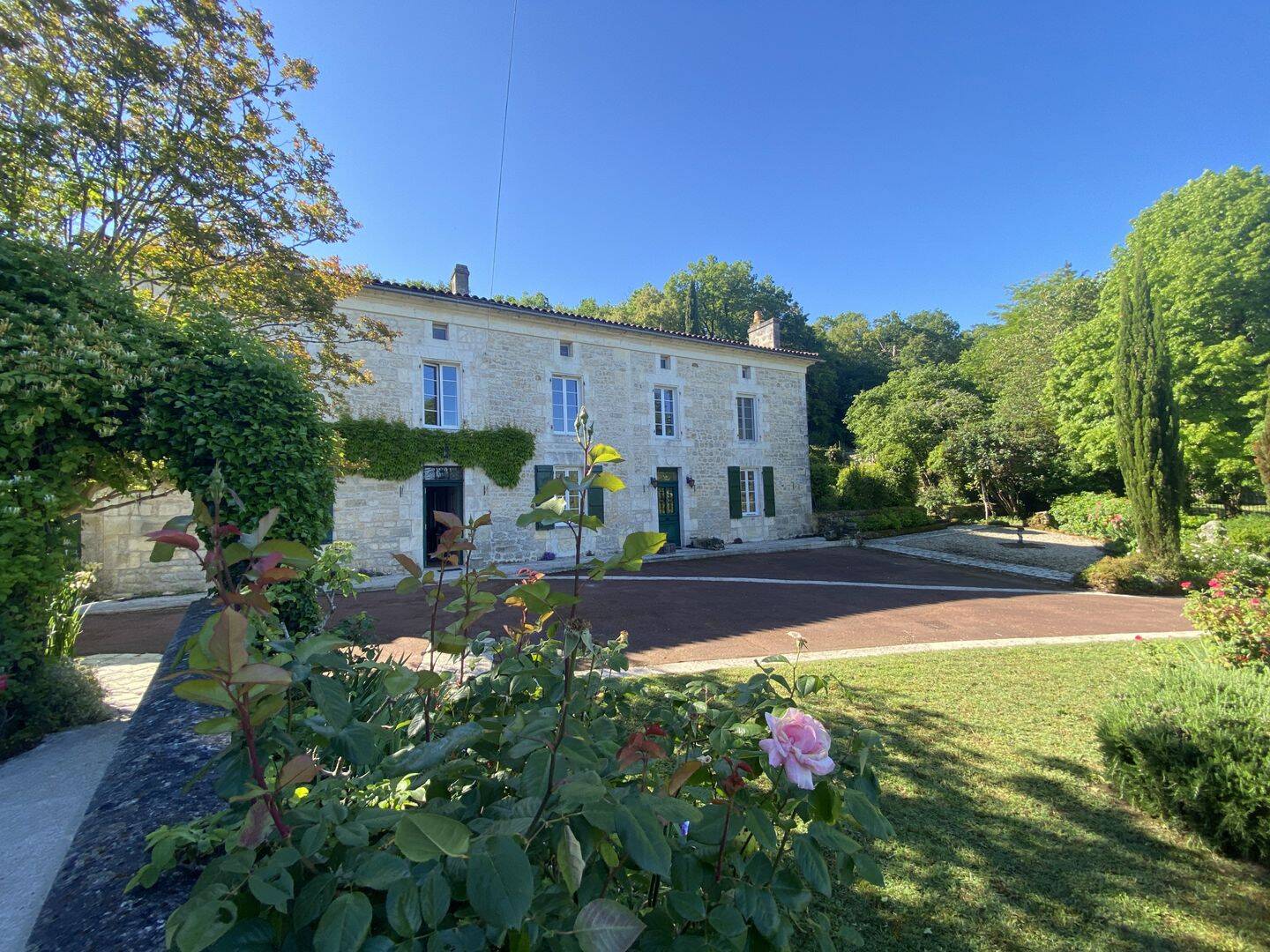 Maison 7 pièces 304 m² · à Mouthiers-sur-Boëme · 304 m² · 495 000 €