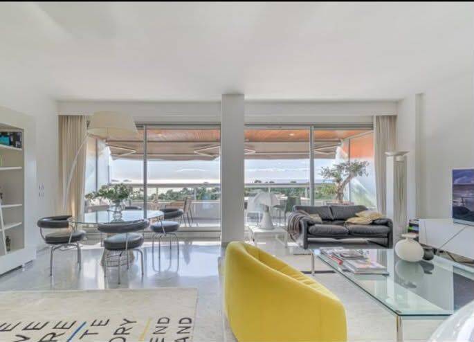 Appartement 3 pièces 87 m² · à Marseille 8ème Arrondissement · 87 m² · 3 100 €/mois