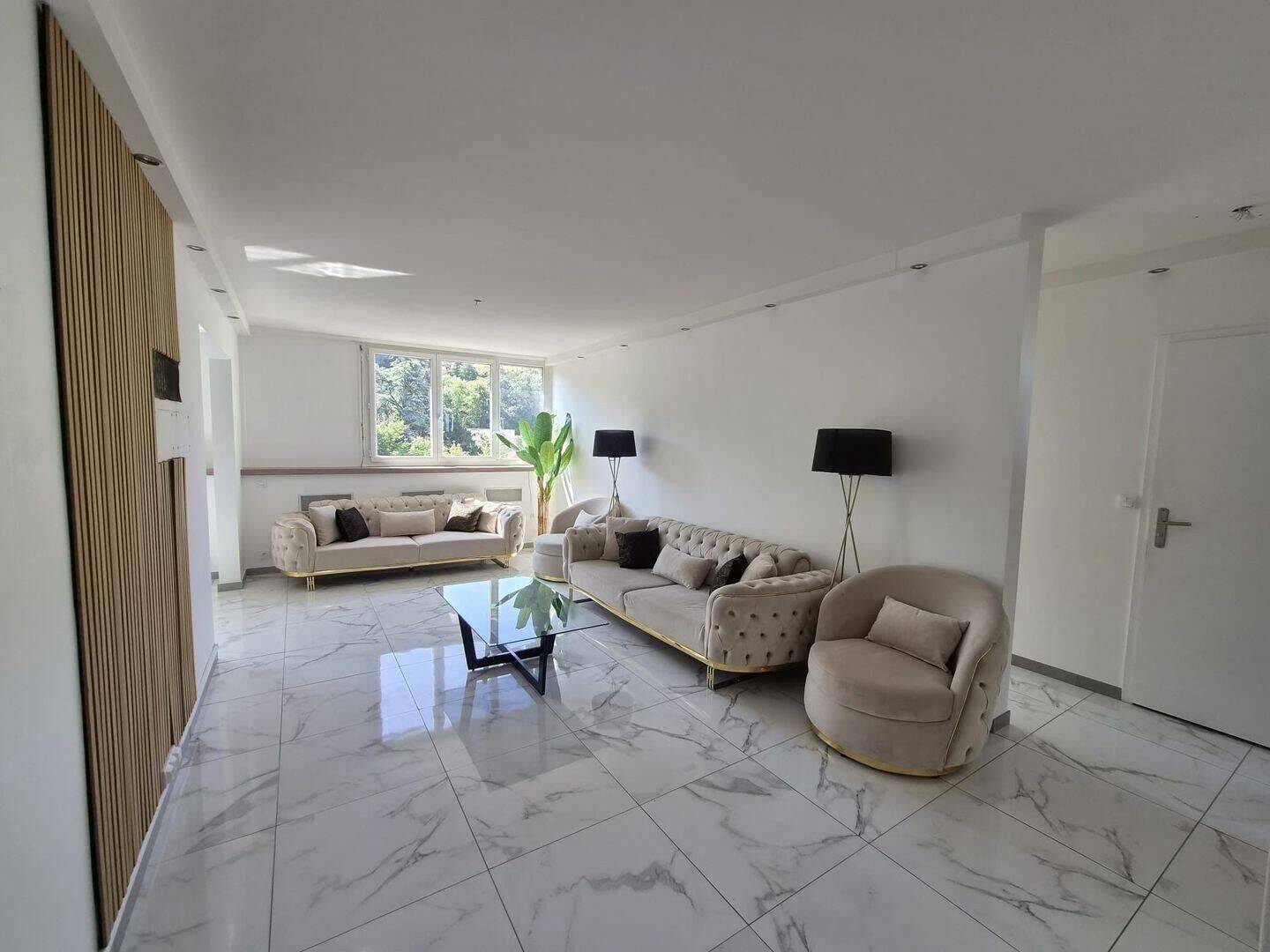 Appartement 4 pièces 73 m² · à Saint-Étienne · 73 m² · 990 €