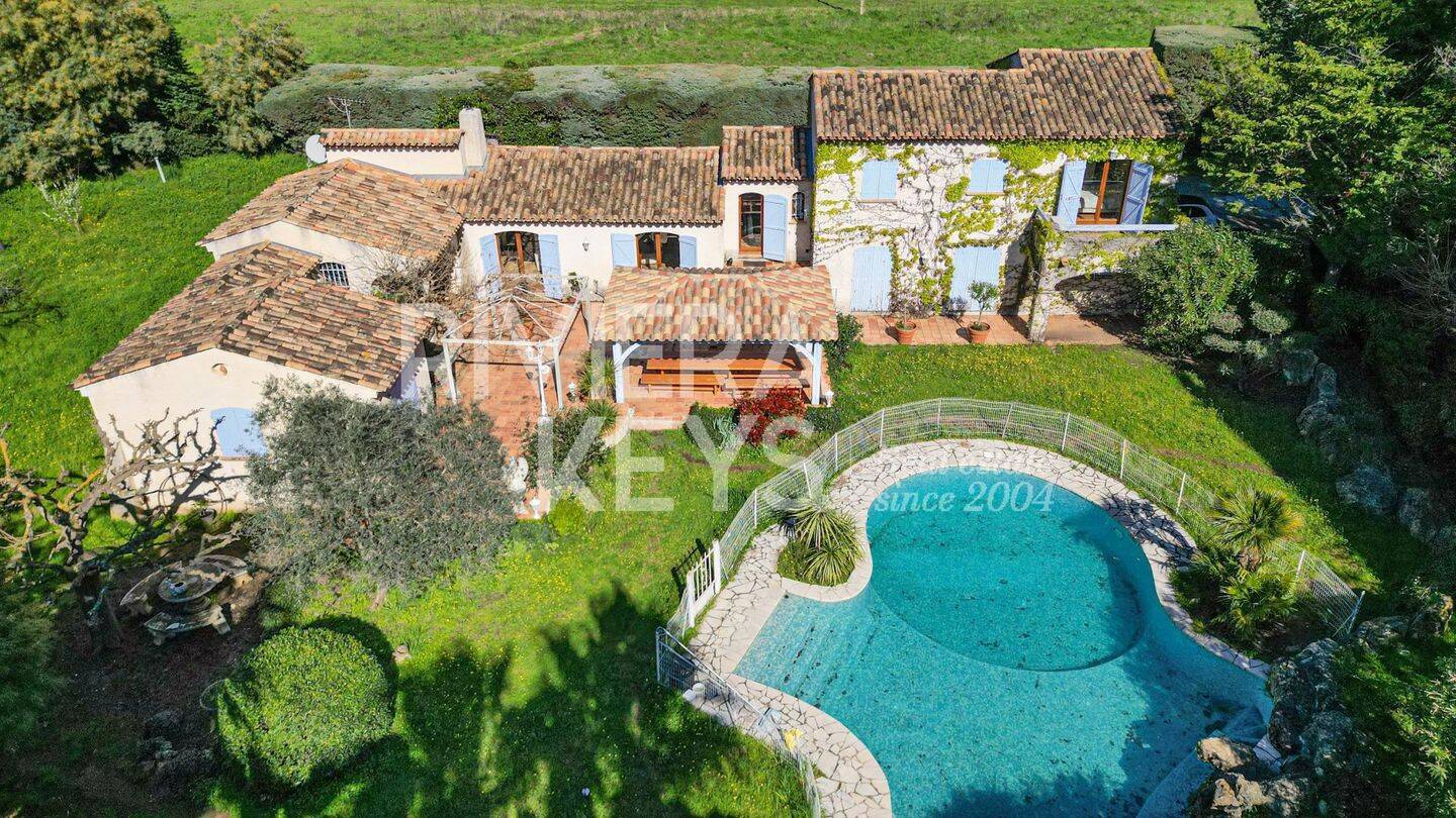 Maison 9 pièces 215 m² · à Fréjus · 215 m² · 1 895 000 €