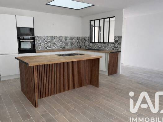 Maison de plain-pied à vendre 386 000 € 4 pièces 3 chambres 122 m² Ferrières 17170