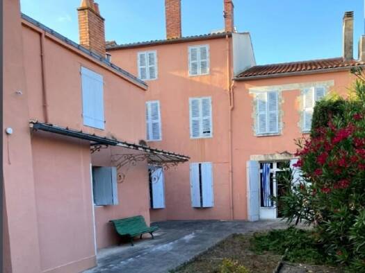 Maison à vendre 364 000 € 13 pièces 8 chambres 347 m² Marans 17230