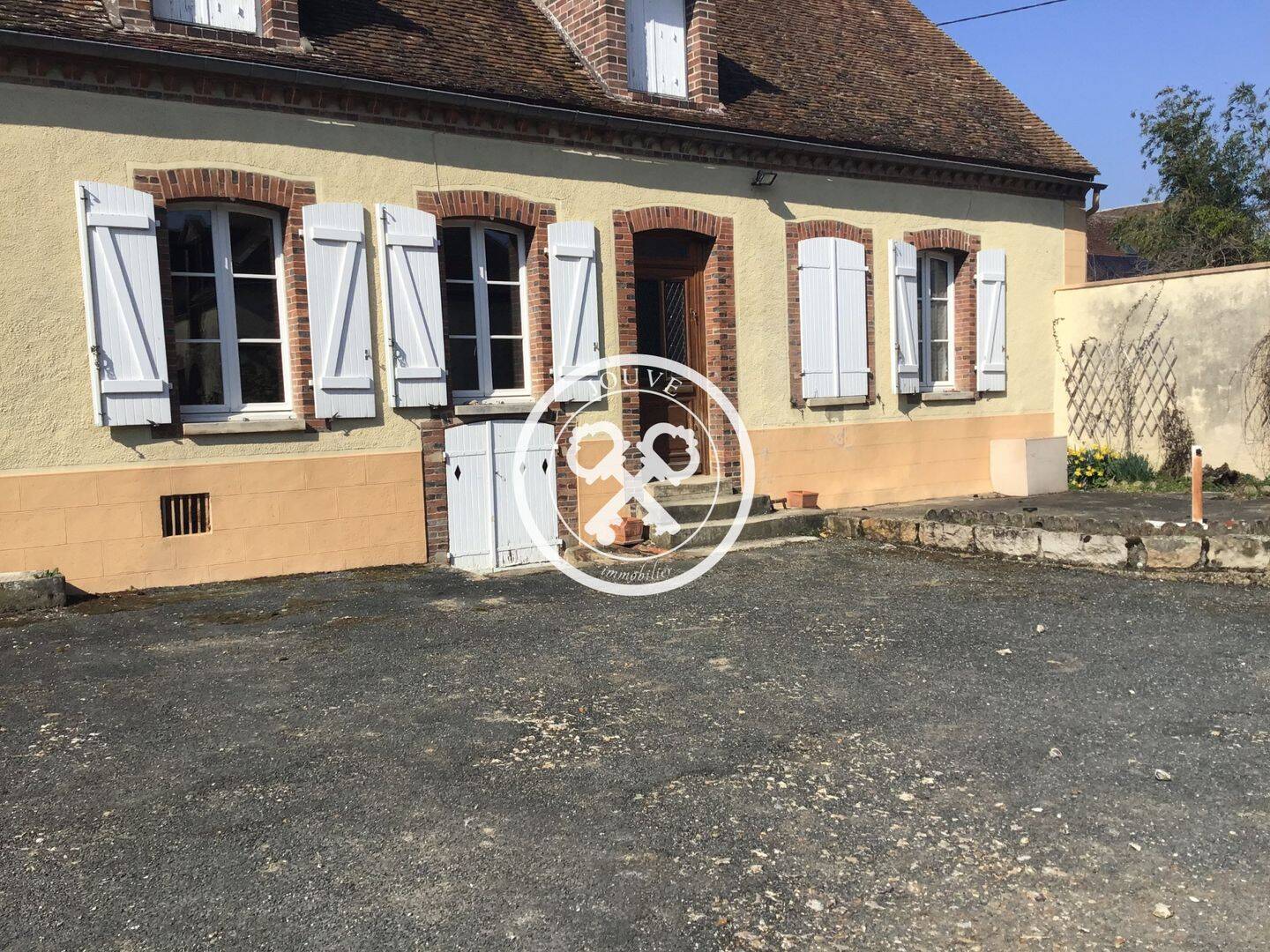 Maison 6 pièces 143 m² · à Courgenay · 143 m² · 164 000 €
