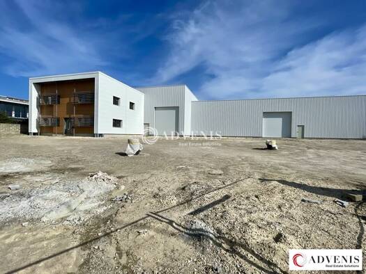Local d'activités à louer 8 850 € 1 060 m² d'espace de stockage Bassens 33530