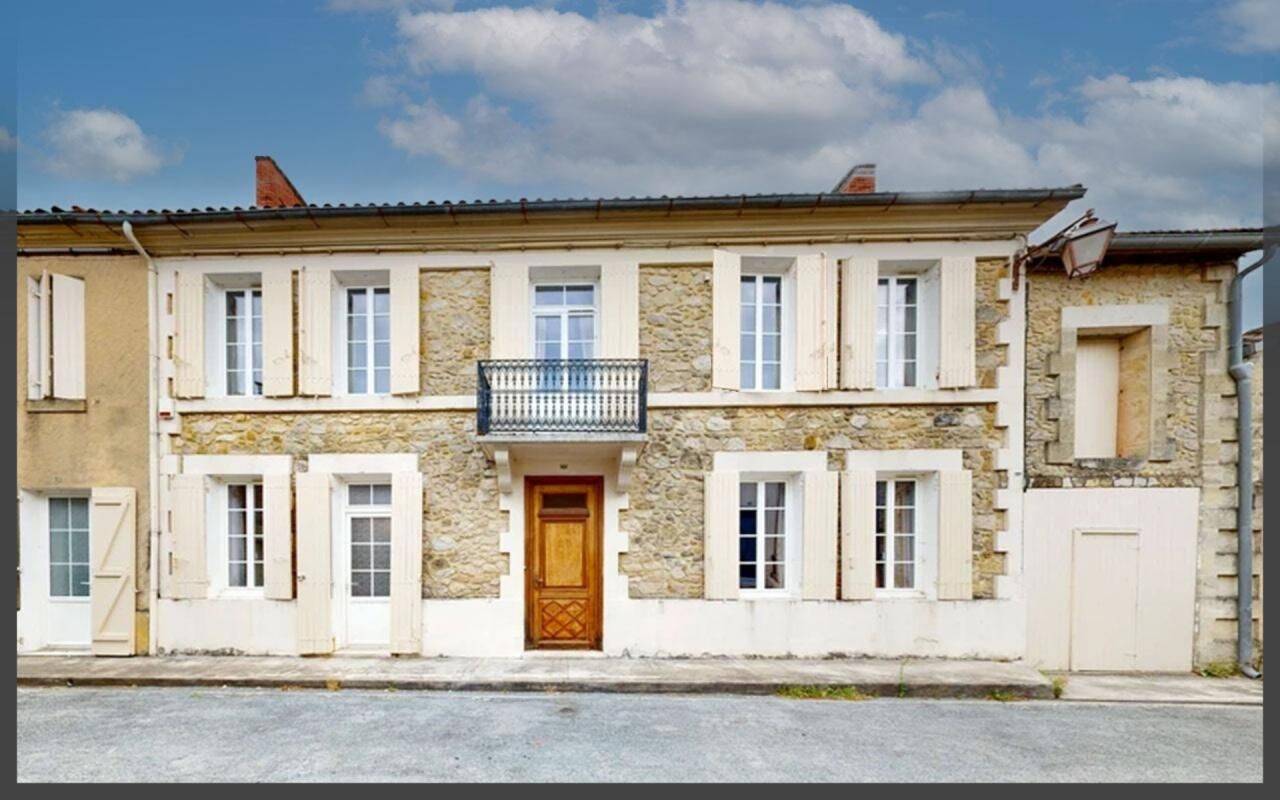 Maison 12 pièces 270 m² · à Villefranche-de-Lonchat · 270 m² · 168 000 €