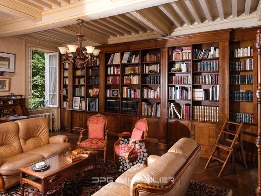 Maison à vendre 990 000 € 24 pièces 8 chambres 445 m² 4 476 m² de terrain La Roche-Vineuse 71960