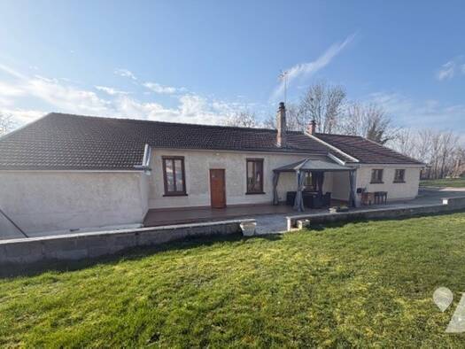 Maison de plain-pied à vendre 153 700 € 6 pièces 3 chambres 1 340 m² de terrain Ville-sur-Tourbe 51800