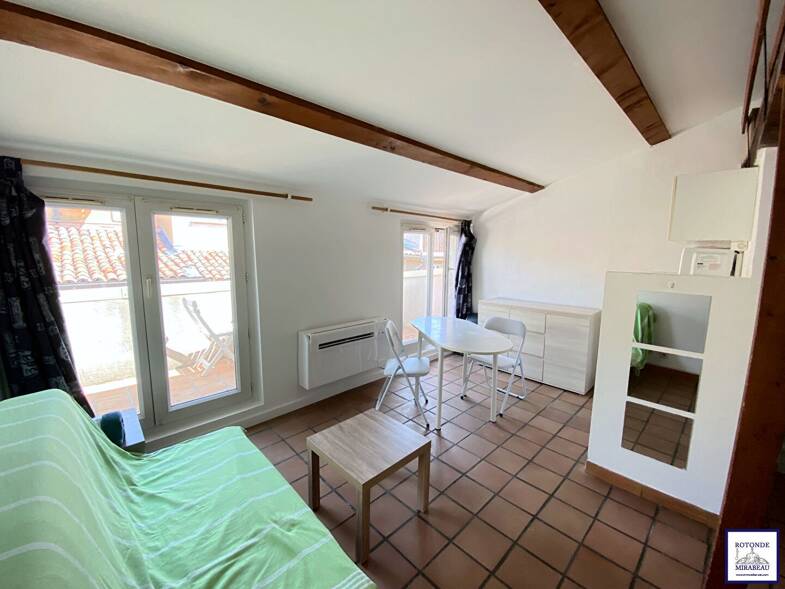 Appartement à louer 581 € 1 pièce 16 m² Sous le toit, Étage 3/3 Aix en Provence 13100