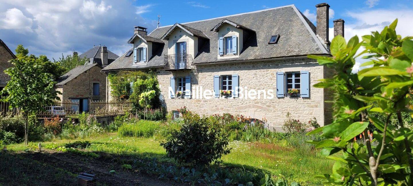 Maison du 19e avec granges , annexes, terrain de 9000 m2