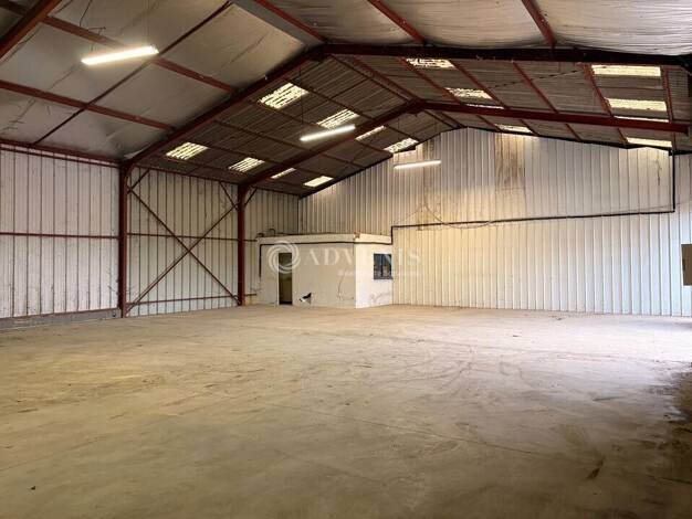 Local d'activités à louer 1 300 € 290 m² d'espace de stockage Montlouis Sud et Ouest Montlouis-sur-Loire 37270