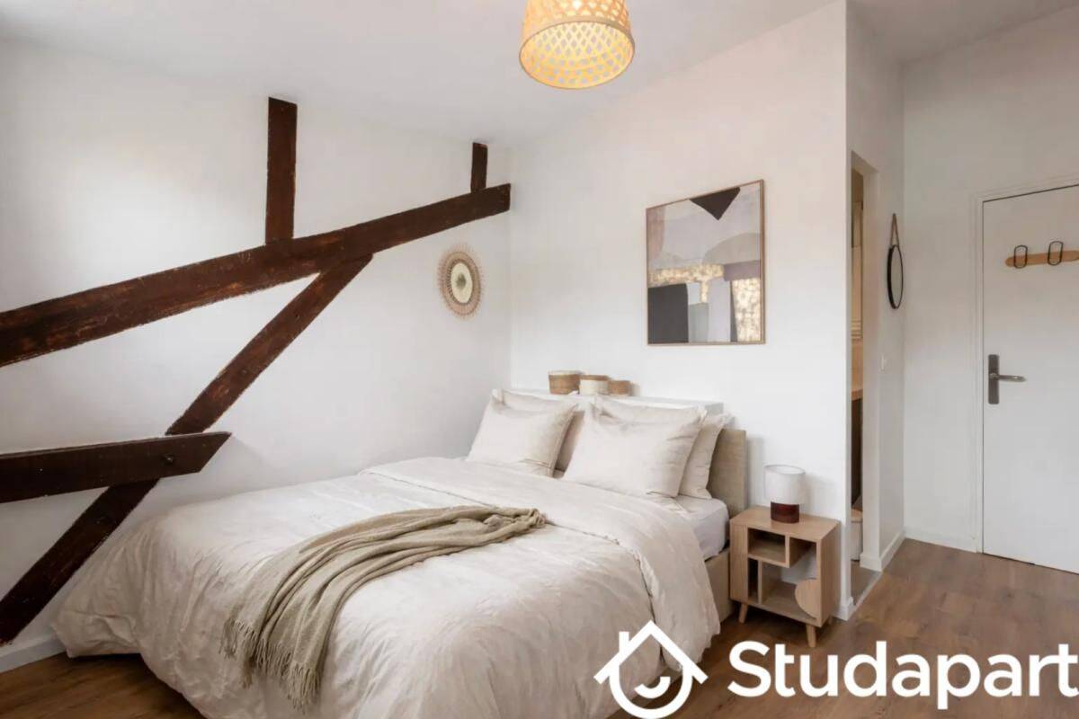 Maison à louer - Paris 18ème arrondissement - 1 100 € - dès le 01/08/2026 · 1 100 €