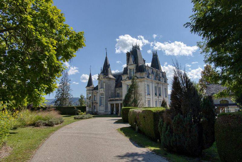 Maison 12 pièces 660 m² · à Ydes · 660 m² · 850 000 €