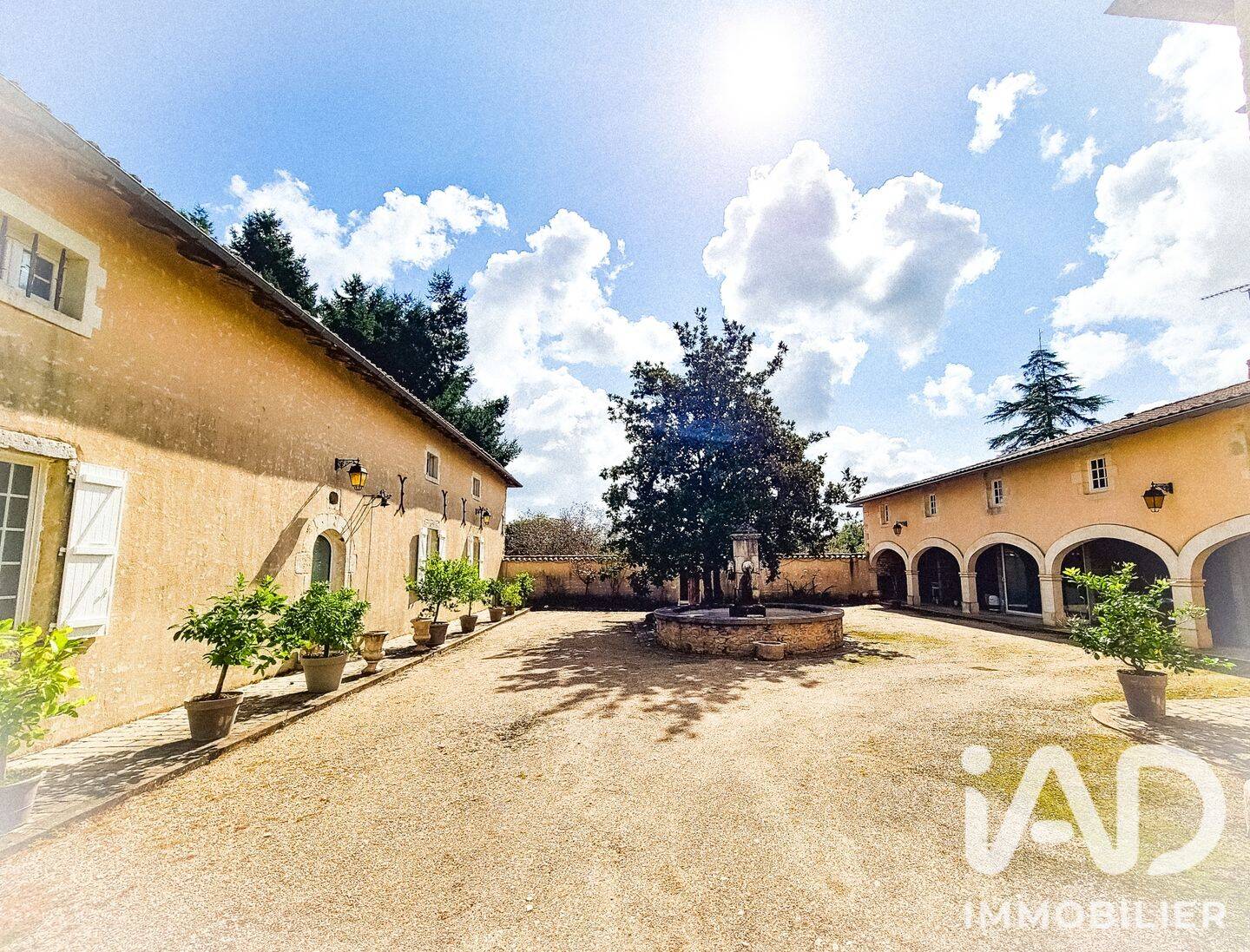 Maison 10 pièces 284 m² · à Vieux-Ruffec · 284 m² · 550 000 €