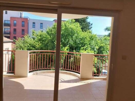Appartement à louer 885 € 3 pièces 2 chambres 74 m² Étage 2/3 Ville-Basse Montélimar 26200