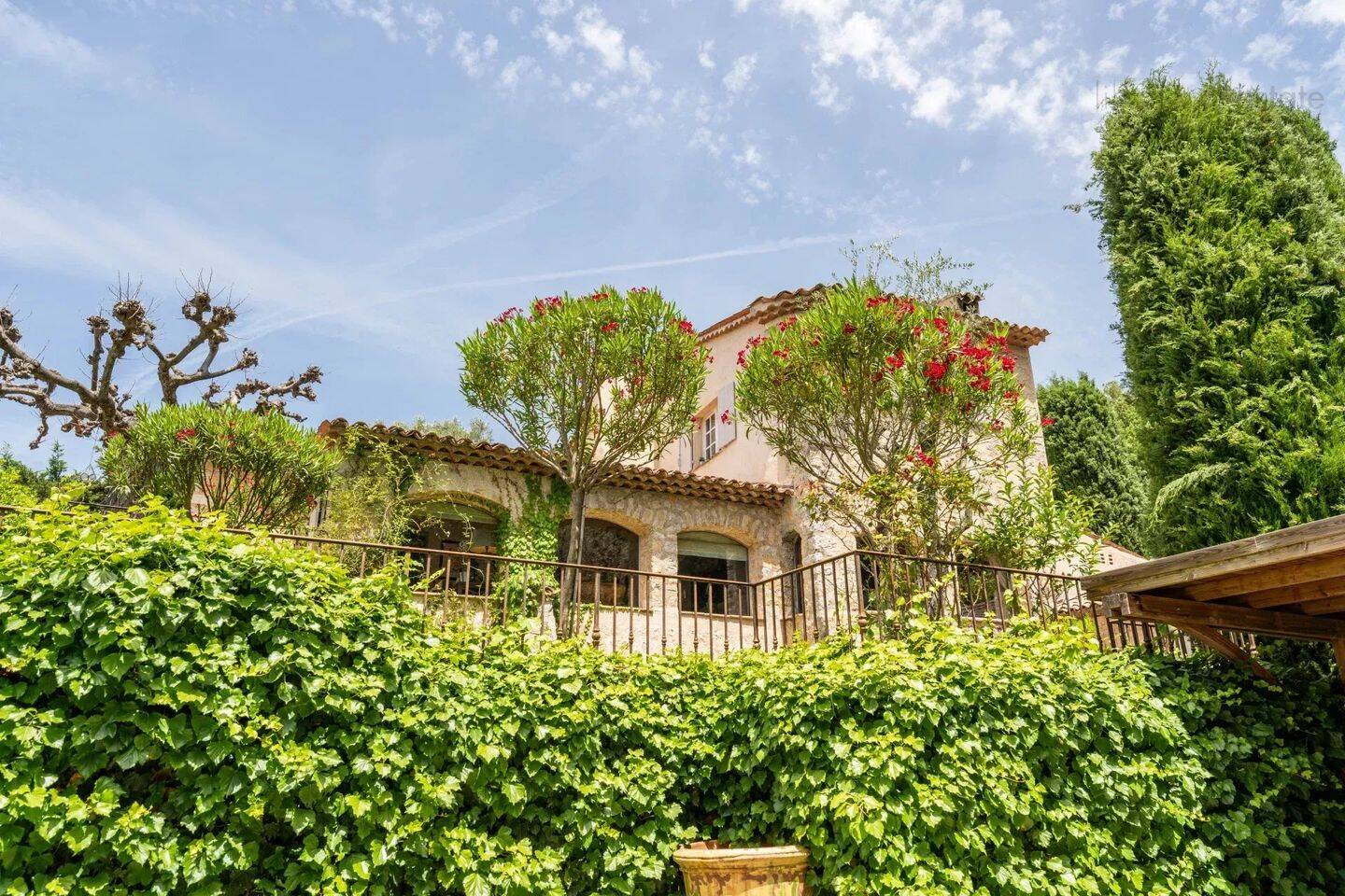 Maison 9 pièces 350 m² · à Mouans-Sartoux · 350 m² · 2 590 000 €