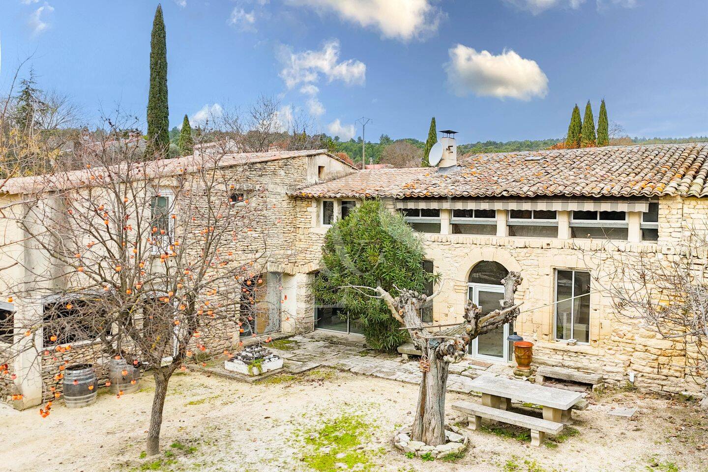 Maison 9 pièces 204 m² · à Cabrières-d'Avignon · 204 m² · 699 000 €