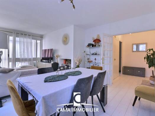 Appartement à vendre 259 000 € 5 pièces 3 chambres 97 m² Étage 1/3 Parc Montaigne-Église Fontenay-le-Fleury 78330