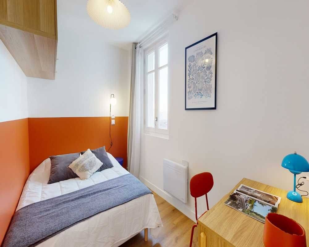 Appartement 9 pièces 140 m² · à Paris 10ème Arrondissement · 140 m² · 1 205 €