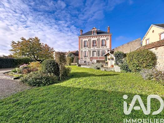 Maison de ville à vendre 259 000 € 7 pièces 4 chambres 173 m² 1 220 m² de terrain Beaune-la-Rolande 45340