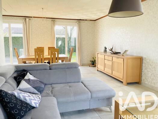 Maison de plain-pied à vendre 210 000 € 6 pièces 4 chambres 124 m² 1 246 m² de terrain Chemillé-en-Anjou 49310