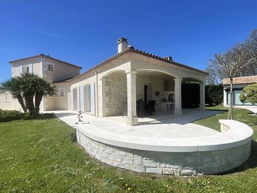 Villa à vendre 599 700 € 9 pièces 5 chambres 290 m² 4 147 m² de terrain Nord Barbezieux-Saint-Hilaire 16300