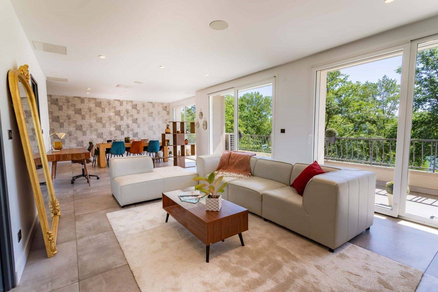 Appartement 1 pièce 153 m² · à Caluire-Et-Cuire · 153 m² · 5 000 €
