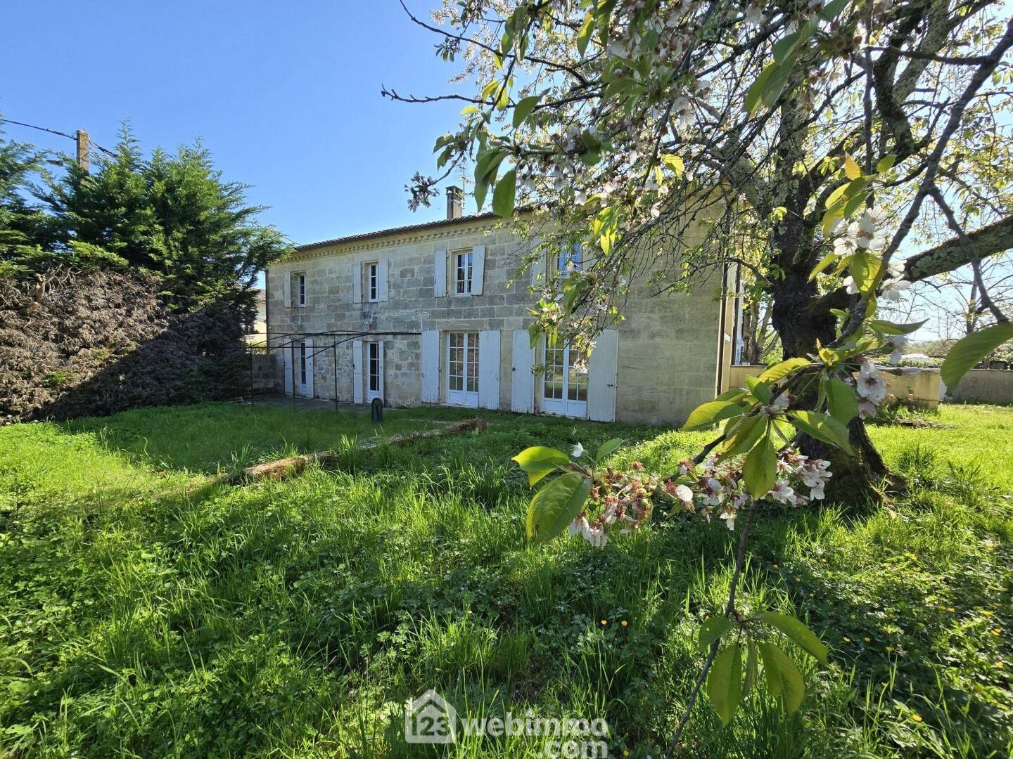 Maison 10 pièces 331 m² · à Sadirac · 331 m² · 449 000 €