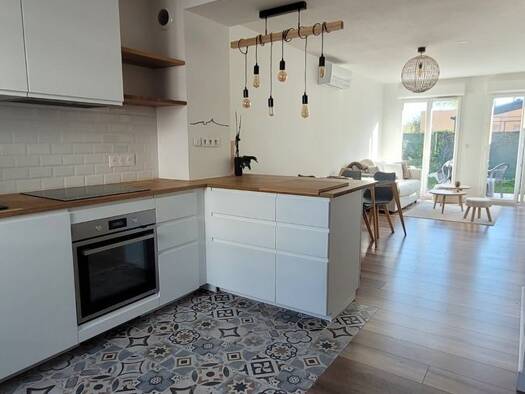 Maison à louer 1 095 € 3 pièces 2 chambres 61 m² 55 m² de terrain Centre Carbon-Blanc 33560