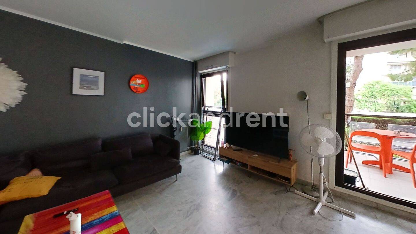 Chambre spacieuse avec TV — 10