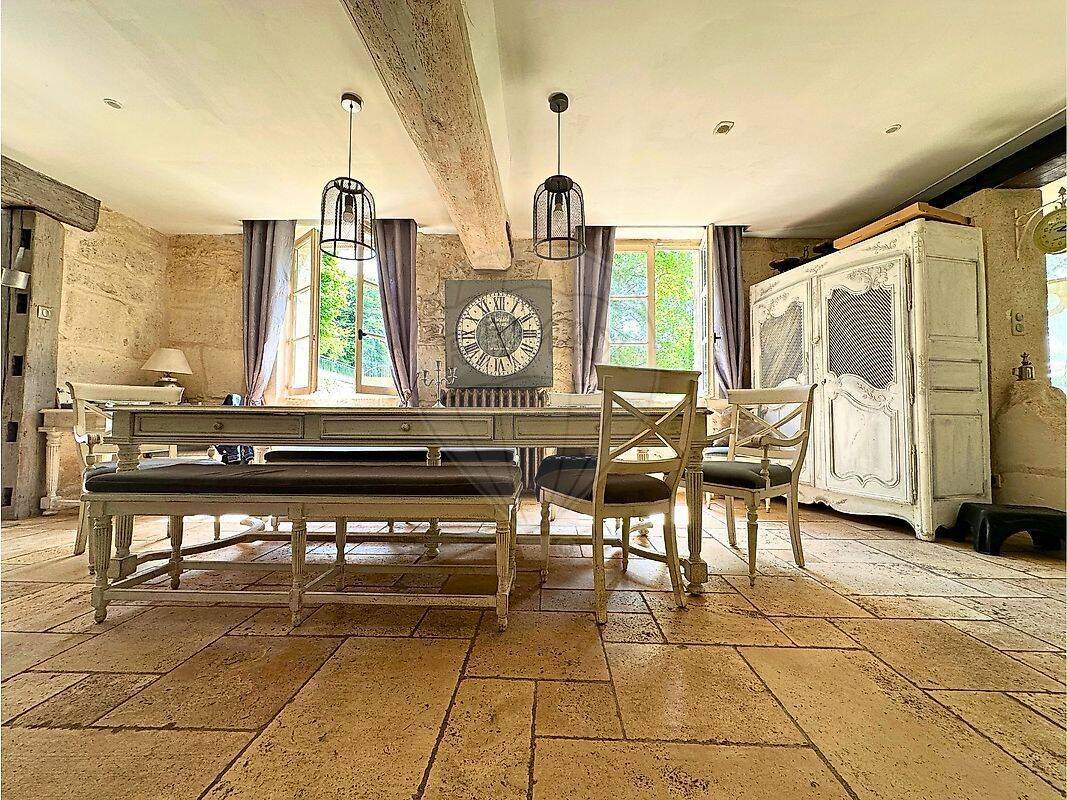 Maison 13 pièces 522 m² · à Crépy-en-Valois · 522 m² · 698 000 €