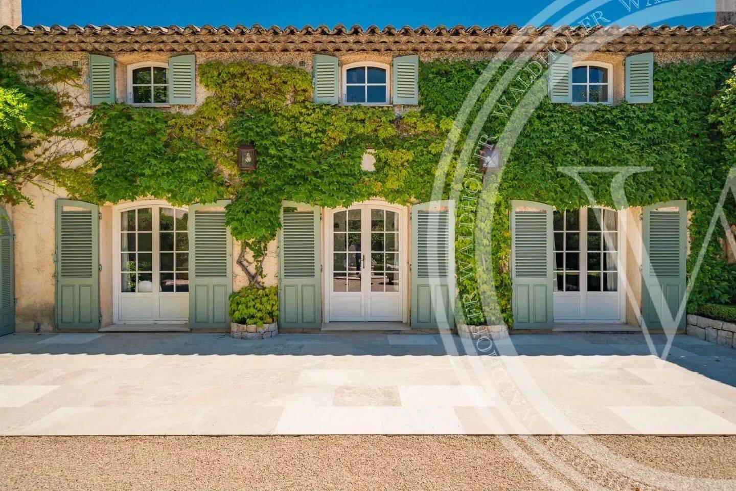 Maison 300 m² · à Mougins · 300 m² · 8 500 €