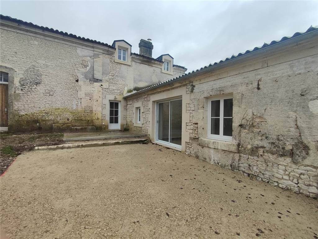 Maison 4 pièces 150 m² · à Salles-d'Angles · 149,8 m² · 889 €