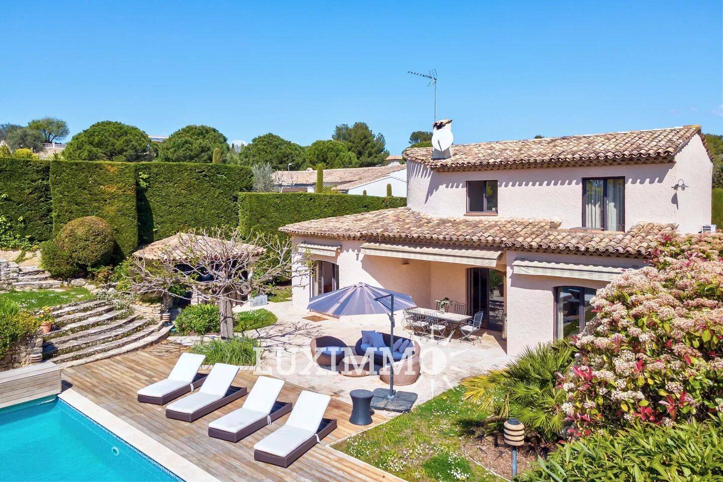 Maison 7 pièces · à Mougins · 8 500 €