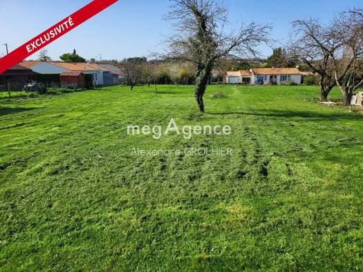 Terrain constructible viabilisé à vendre 73 000 € 1 233 m² de terrain Écurat 17810