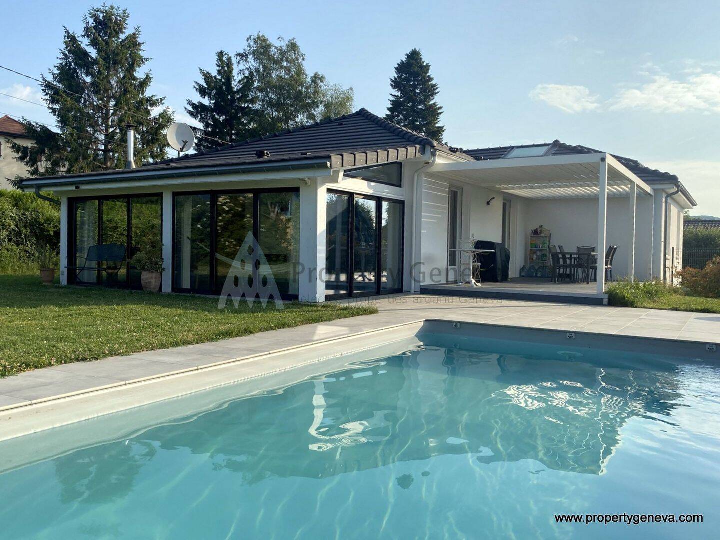 Maison 6 pièces 116 m² · à Cessy · 116,3 m² · 3 200 €