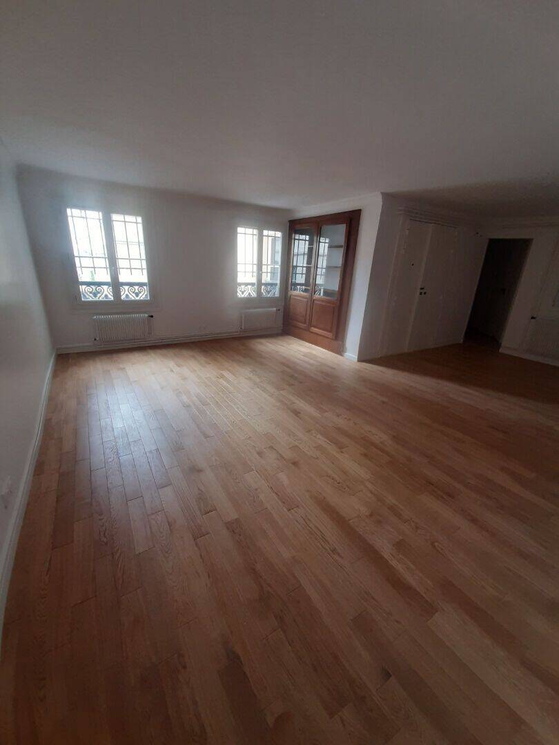 Appartement 4 pièces 111 m² · à Paris 10ème Arrondissement · 111 m² · 3 256 €