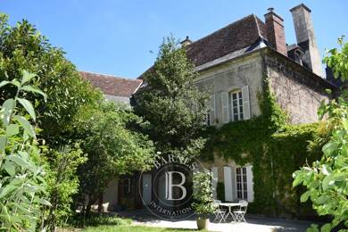 Hôtel particulier à vendre 480 000 € 10 pièces 6 chambres 234 m² 375 m² de terrain Bourges 18000