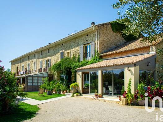 Mas à vendre 2 049 900 € 18 pièces 17 chambres 680 m² 30 000 m² de terrain Châteauneuf-du-Pape 84230