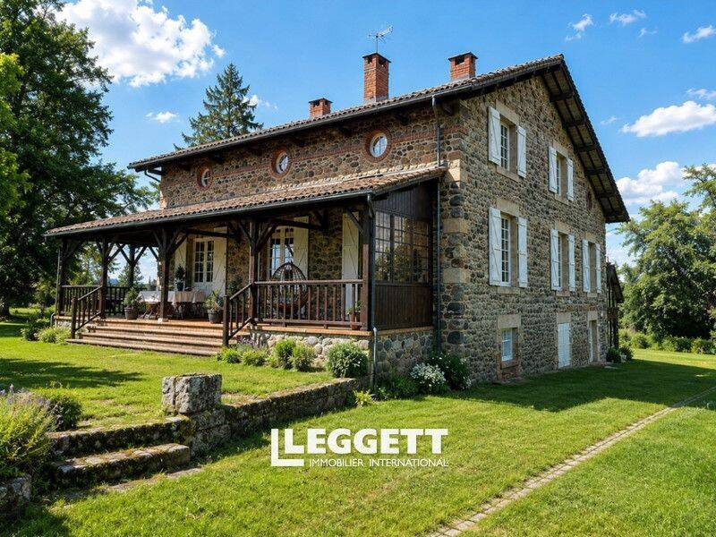 Maison 13 pièces 340 m² · à Chabanais · 340 m² · 349 900 €