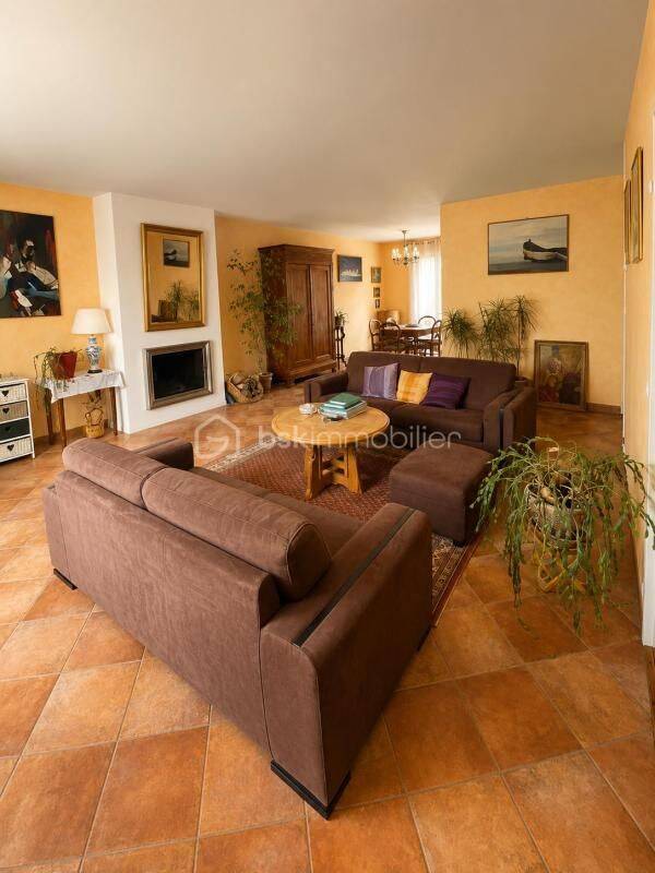 Maison 6 pièces 138 m² · à Le Mesnil-Saint-Denis · 138 m² · 469 000 €