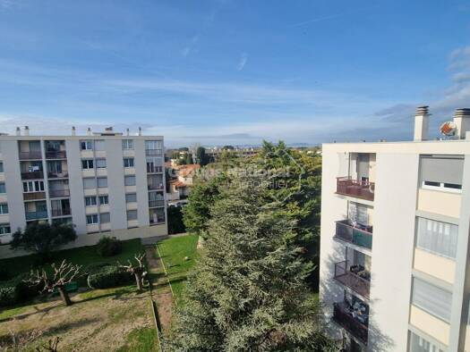 Appartement à louer 870 € 3 pièces 2 chambres 57 m² Étage 4/4 Marignane 13700